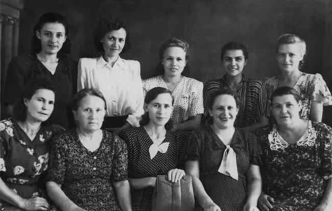 Телеграфистки Сталинграда Справа в нижнем ряду Е А Забелина 1958 Она - фото 10