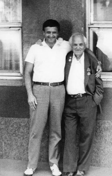 Василий Семенович Матушкин и Владимир Мавродиев возле волгоградского Дома - фото 29