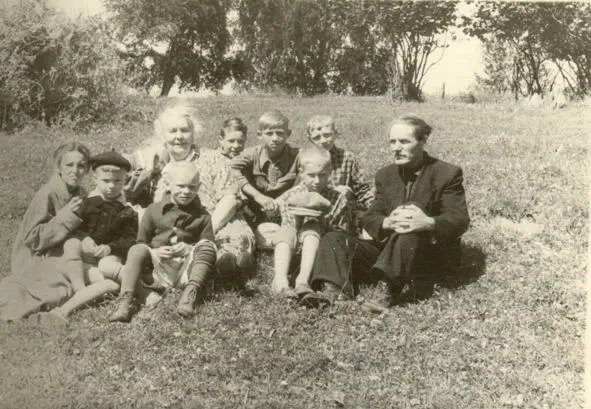 Желомеино под Москвой 1956 В центре бабушка Оля с краю дедушка Саша - фото 9