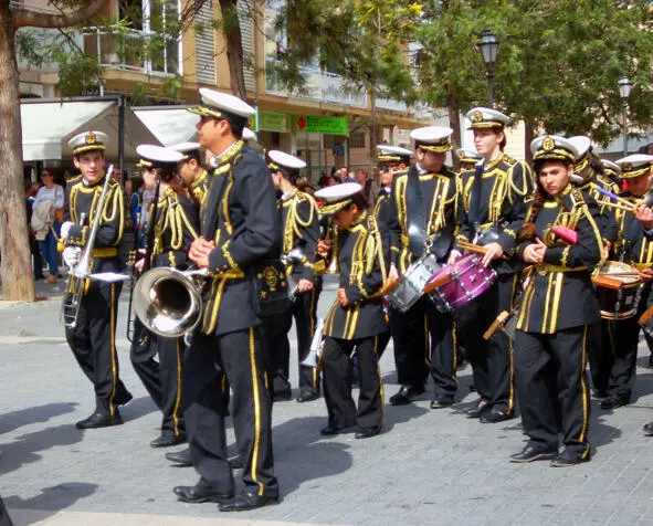 Парад в городе Инка Вижу колонну людей в военной форме протянувшуюся на - фото 7