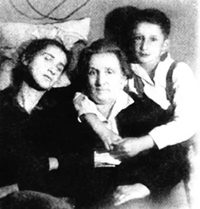БаТаня ТМ Боннэр с внуками Люсей и Игорем 1937 г Я закрыла глаза и как в - фото 11