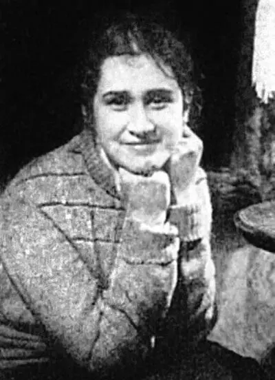 Люся Боннэр 1937 г Спустя какоето время позвонила Аня младшая сестра РГ - фото 13