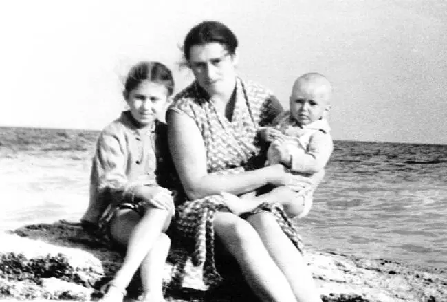 С детьми Таней и Алешей Одесса 1957 г Мама после тифа была коротко - фото 18