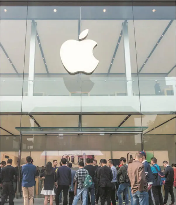 Годами фанаты Apple строятся в очереди у магазинов компании накануне старта - фото 1