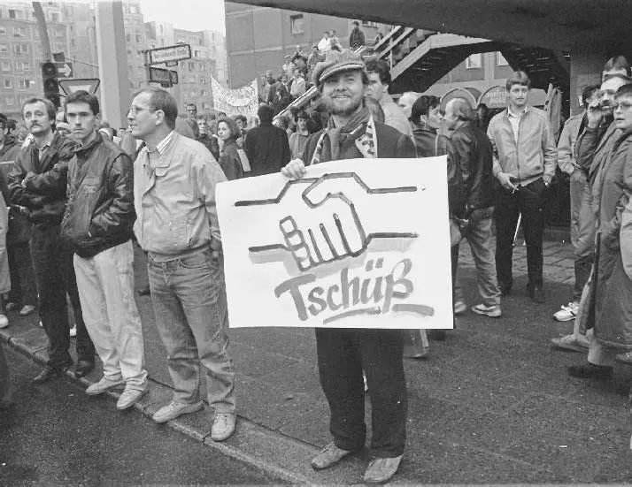 Фото Фолькера Дёринга Плакат на демонстрации 4 ноября 1989 года Берлин улица - фото 3