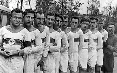1938 г Команда Динамо Москва Капитан команды С Ильин первый слева - фото 28