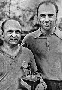 1957 г Сергей Сергеевич Ильин слева с очередной наградой турнира ветеранов - фото 35