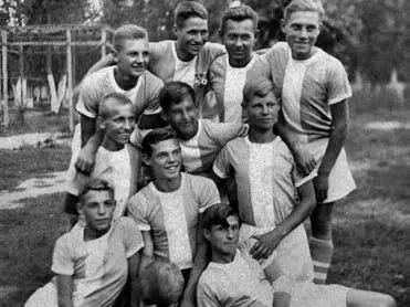 1936 г Коломна Юношеская команда Штурм В центре с мячом Виктор - фото 46