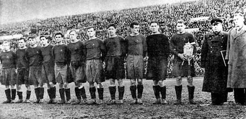 1948 г ЦДКА обладатель Кубка СССР Справа налево БА Аркадьев старший - фото 55