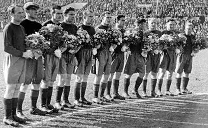 1951 г Команда ЦДСА чемпион СССР Виктор Чистохвалов шестой слева В 1951 - фото 56