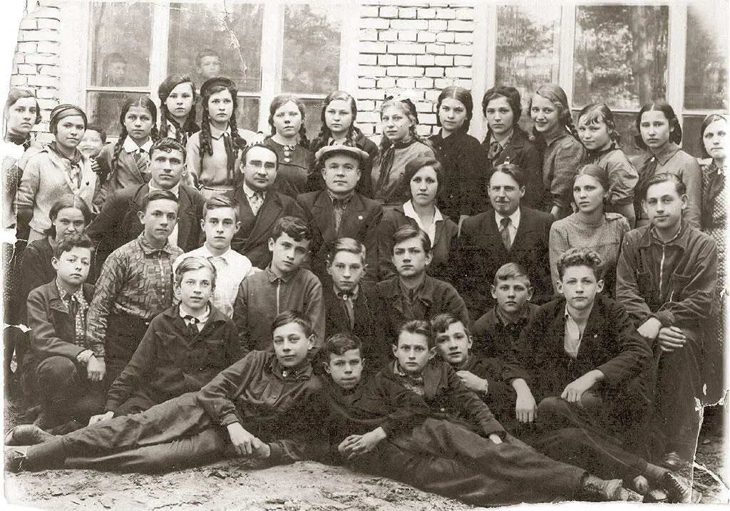 Восьмой Б Ильинской школы 25 Крайний слева в третьем ряду Юрий Деницкий - фото 26