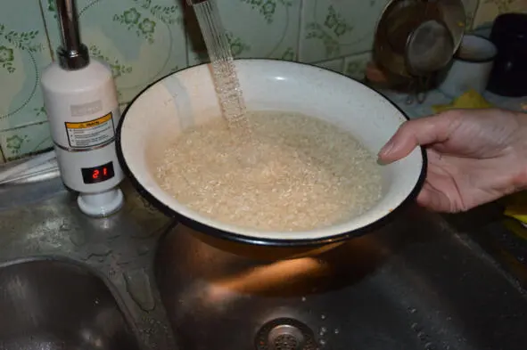 Промываем рис под проточной водой Сразу когда вода с рисом уже в кастрюле - фото 18