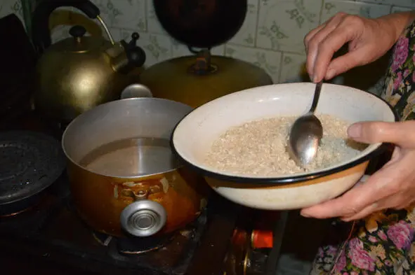 Засыпаем рис в кастрюлю с водой Рыба Была куплена в магазине морская рыба - фото 19