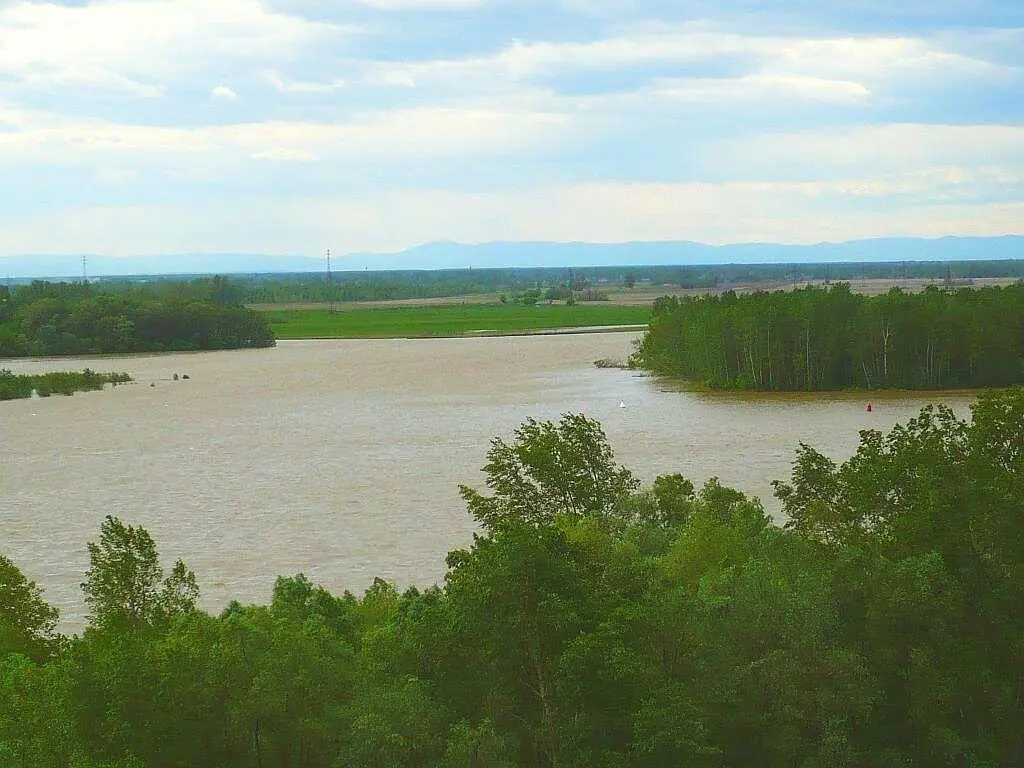 На берегу жарко от воды нет никакой прохлады зной от солнца и раскалённого - фото 3