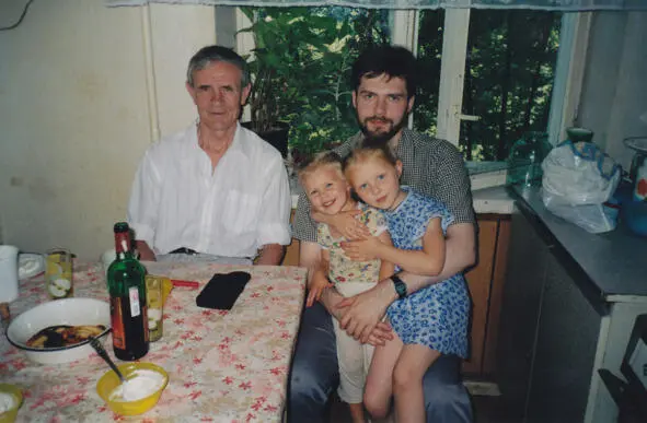 Август 2002г Солнцево с папой и старшими дочерьми Настей и Соней Папа В - фото 1