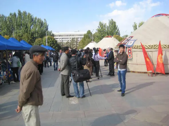 Султан Макашов интервьюируемый журналистами на празднике Кыргызской юрты - фото 1
