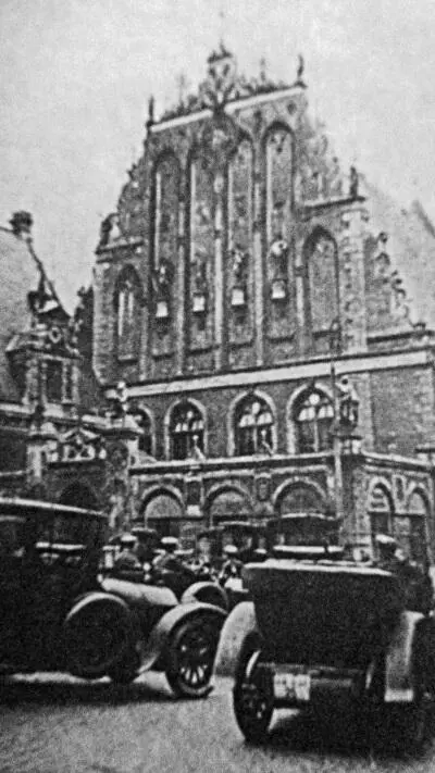 Немецкие машины у Дома Черноголовых в Риге Германская открытка 1918 г 3 - фото 3