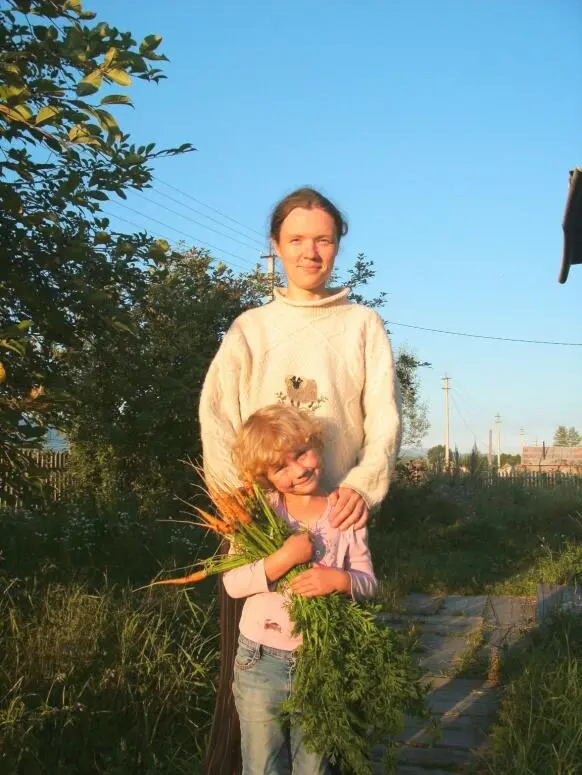 Зав музеем им НК и ЕИ Рерихов 20042010 годы Елена Королёва с дочерью - фото 19