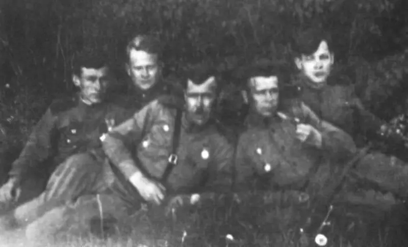 Последняя фотография с отцом Второй Прибалтийский фронт май 1944 г - фото 7