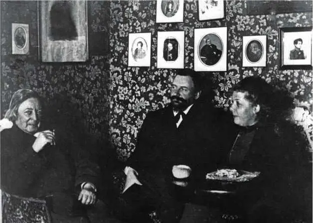 Слева направо Евгений Иванович Якушкин с сыном Вячеславом и его женой Один из - фото 4