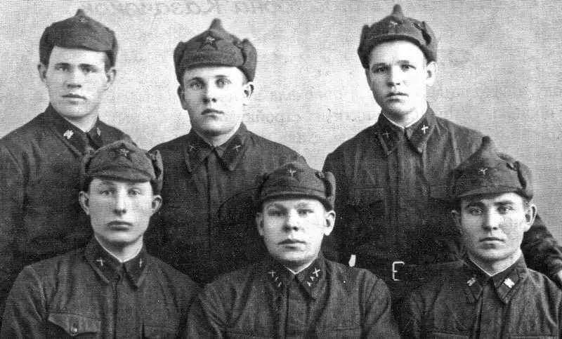Александр Казаченок второй в нижнем ряду и однополчане 1930е Отец его погиб - фото 2