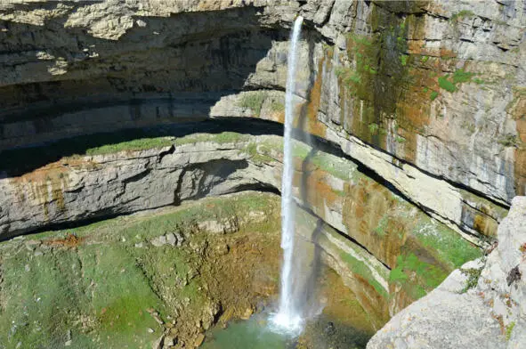 Водопад Тобот С высоты более ста метров летят сверкающие красавцы почти не - фото 3