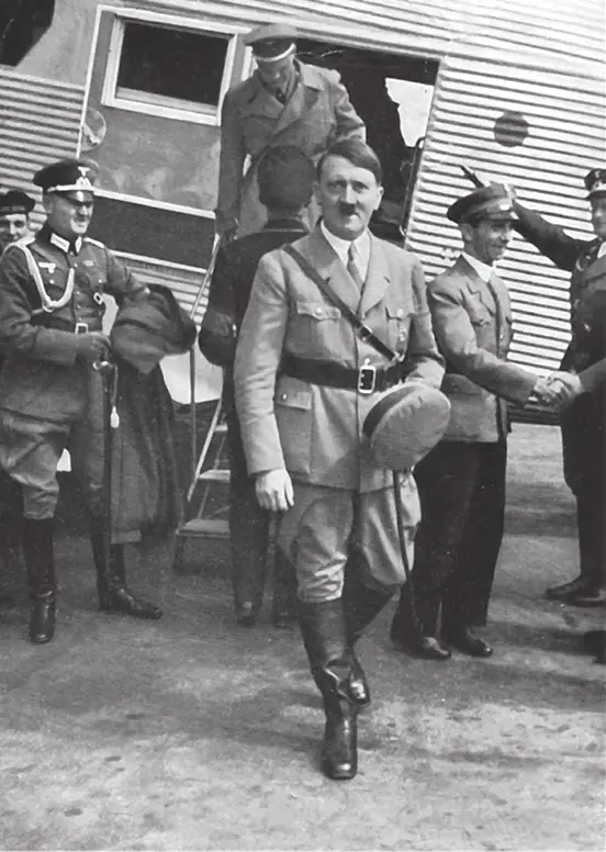 Адольф Гитлер выходит из самолета 1935 год Для людей осведомленных не было - фото 1