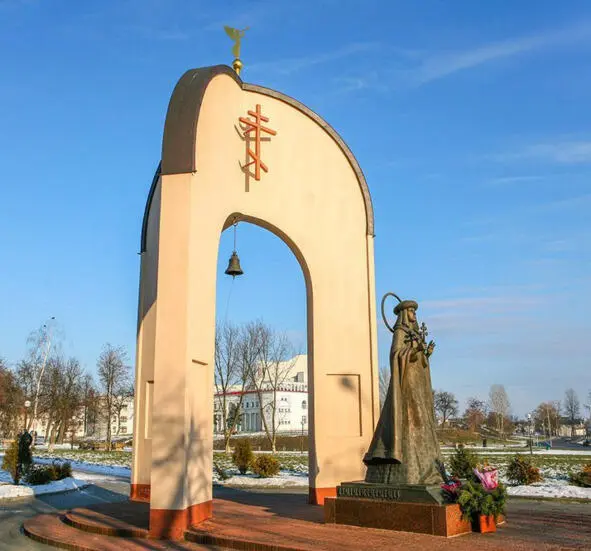 В небольшом сквере на улице Максима Богдановича в конце ХХ века появился - фото 7