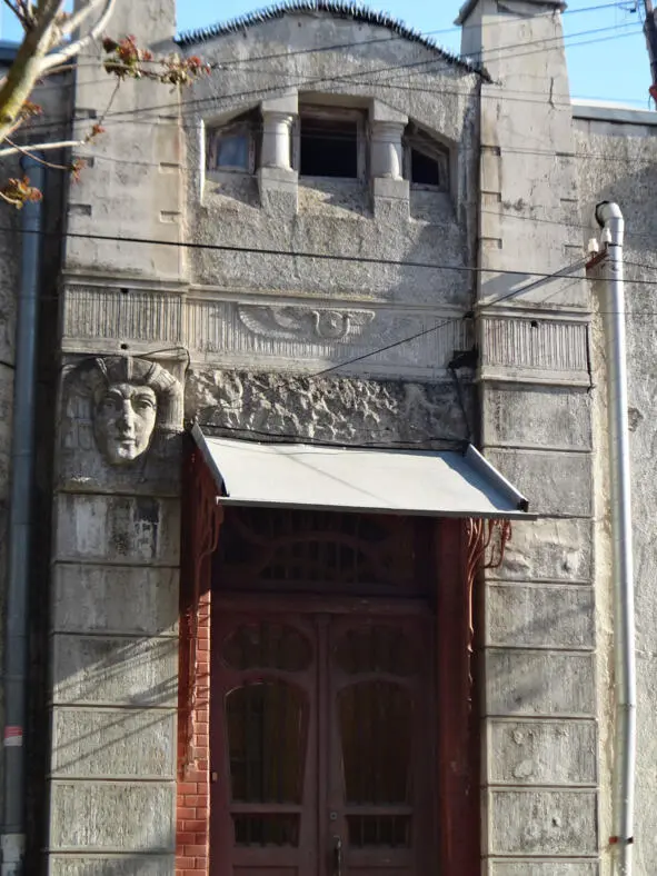 Входной портал собственного дома архитектора А Л Генриха с декором в - фото 2