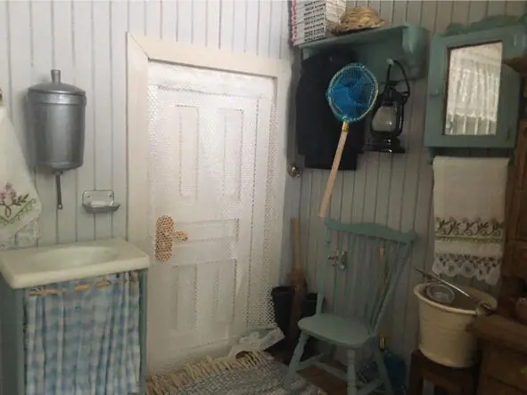 Раковина стулья и аптечка с зеркалом вполне аутентично смотрятся в советском - фото 11