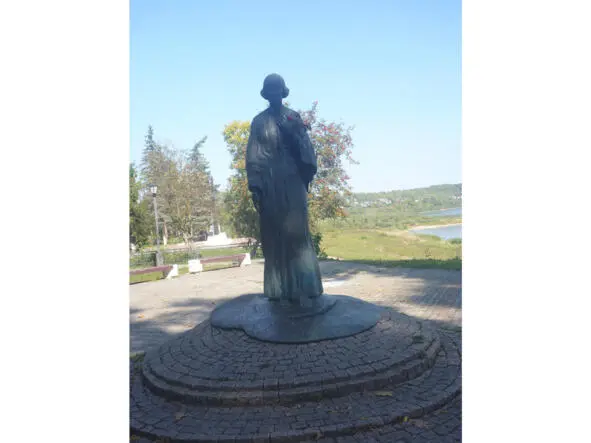 Памятник Марине Цветаевой в Тарусе Таруса была излюбленным местом для Марины - фото 2