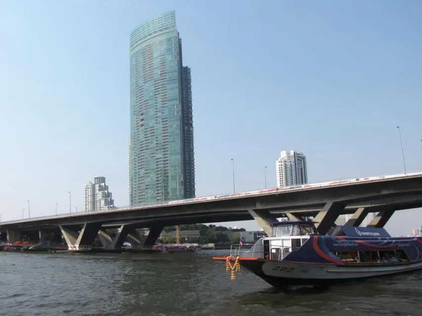 Река Чао Прайя Мост Таксин Рядом с ним находится станция наземного метро - фото 3