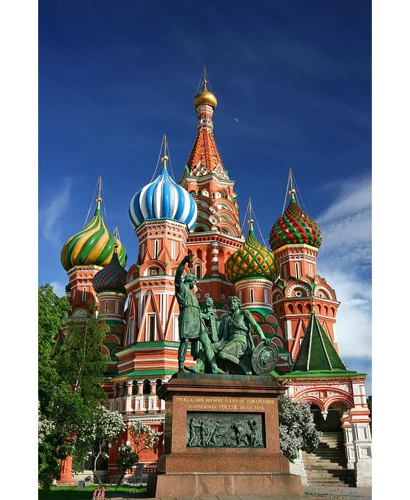 Москва памятник Минину и Пожарскому на фоне собора Василия Блаженного - фото 7