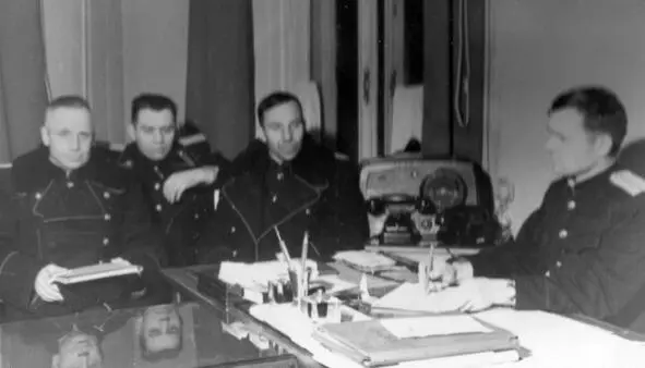 Инструктаж перед очередным дежурством Москва1957 г Георгий Филимонов третий - фото 18