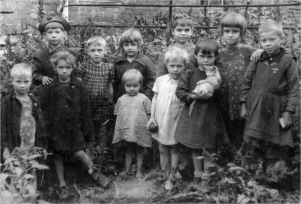 Дети войны Слева в шапочке Люда Филимонова 1945 г Подетски восторженные - фото 31