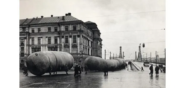 Аэростаты ПВО у Крымского моста 1941 г Все детство я пугалась звуков - фото 33