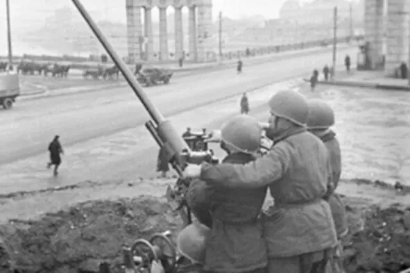 Зенитчики защищают Бородинский мост 1941 г Однажды отец пришел домой пораньше - фото 34