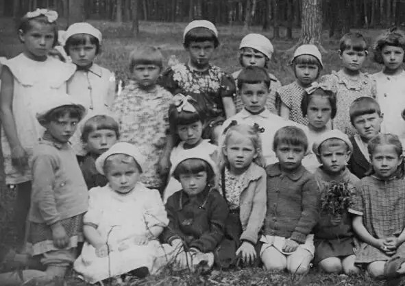 Детская площадка 1945 г Во втором ряду слева Люда Филимонова Первые - фото 35