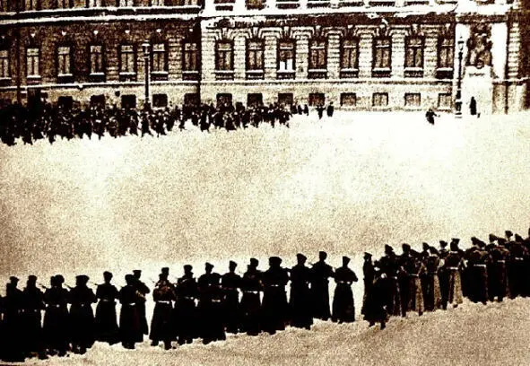 Кровавое воскресенье 21 января 1905 г Царь уезжает из Петербурга не - фото 54