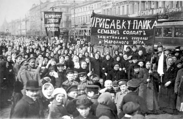Митинг в Петербурге 1905 г В гуще людей видны гимназисты характерная - фото 57