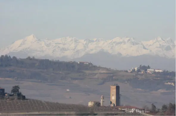 Башня в Барбареско виноградники Альпы с Роччамелоне на фоне долины Сузы - фото 3