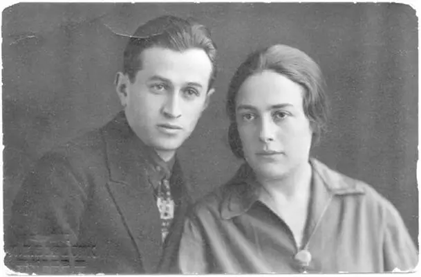 Фотография конца 20х годов Ефим Хаим Рохваргер и Августина Геня Лещинер - фото 4
