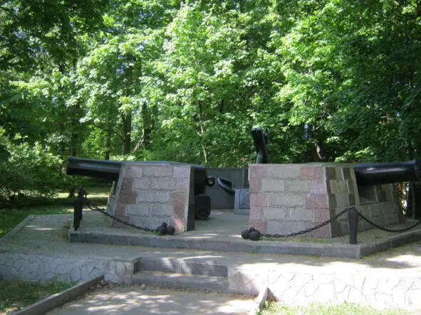 Рис1 Памятный знак в честь основания Сестрорецка и его славного Оружейного - фото 1