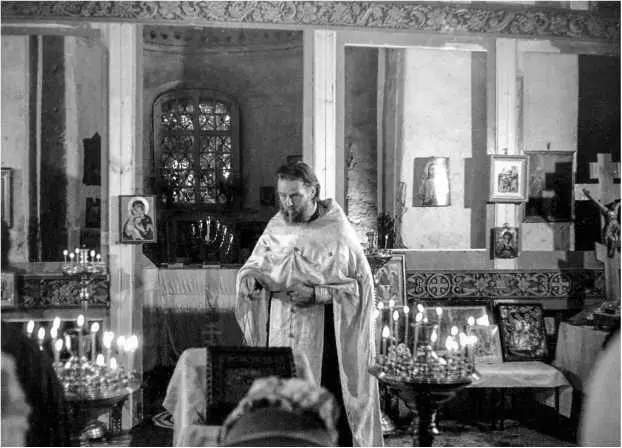 Прот Павел Адельгейм во время богослужения в храме свв ЖенМироносиц Псков - фото 2
