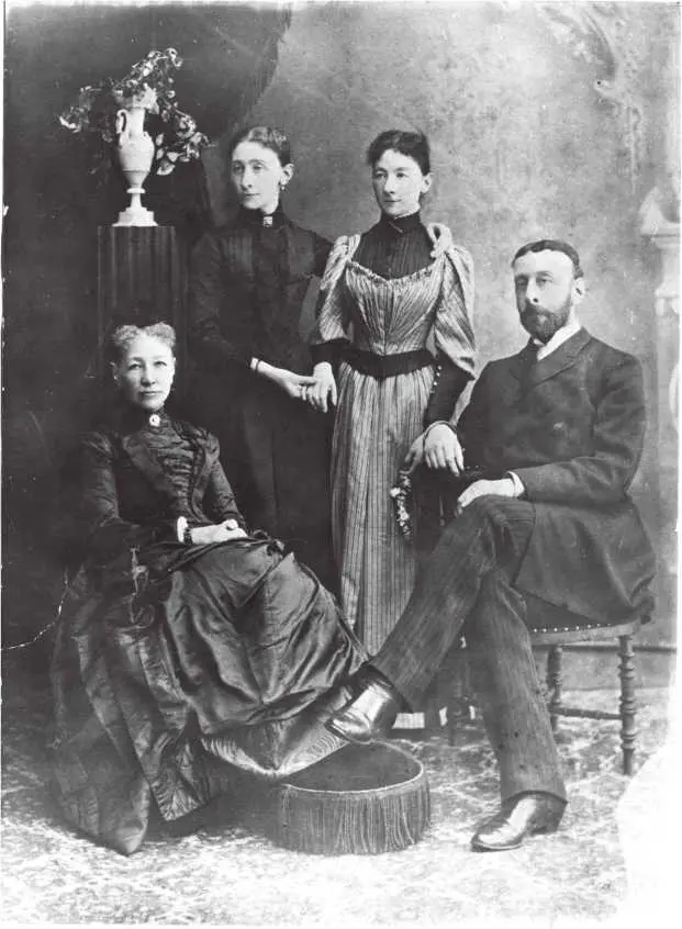 Н Н Неплюев со своей семьей матерью А Н Неплюевой и сёстрами О Н - фото 3