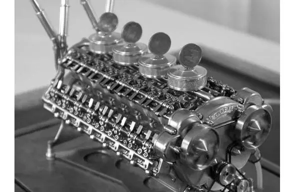 На рисунке приведена самый миниатюрный дизельный двигатель в мире PATELLO - фото 3