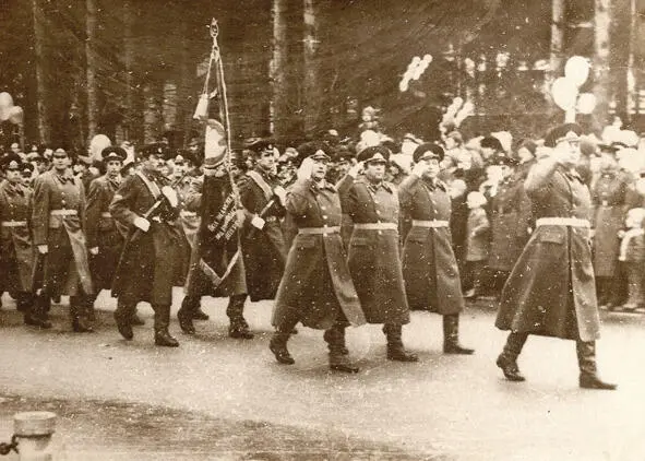 Участие полка в первомайской демонстрации 1979 года Через пять минут Андрей - фото 1