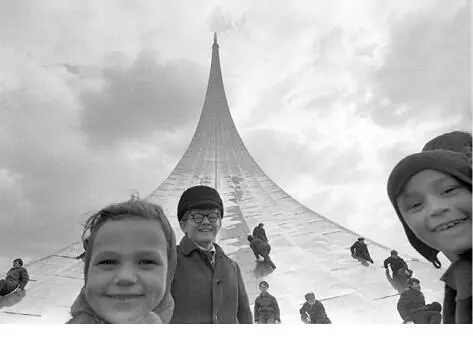 Ил 7 Дмитрий Воздвиженский Нина Свиридова У монумента Сер 1970х Ил - фото 7