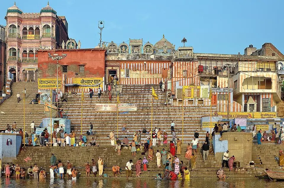 Этот город является старейшим религиозным городом в Индии и тысячи вещей - фото 3