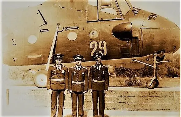 У пьедестала легенде авиациивертолёту Ми4 28 мая 1985 года Вячеслав - фото 3